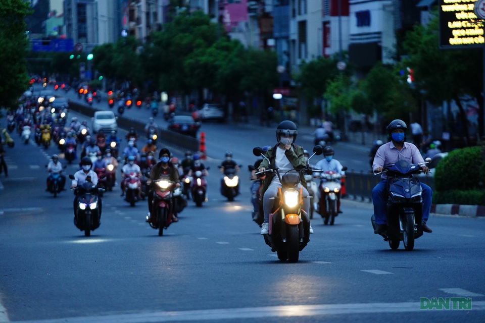 Nhịp sống “bình thường” trước khi lệnh cách ly hết hiệu lực - 8 Nhịp sống “bình thường” trước khi lệnh cách ly hết hiệu lực - 8