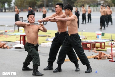 Cảnh sát đặc nhiệm biểu diễn khí công điêu luyện giữa thời tiết giá lạnh