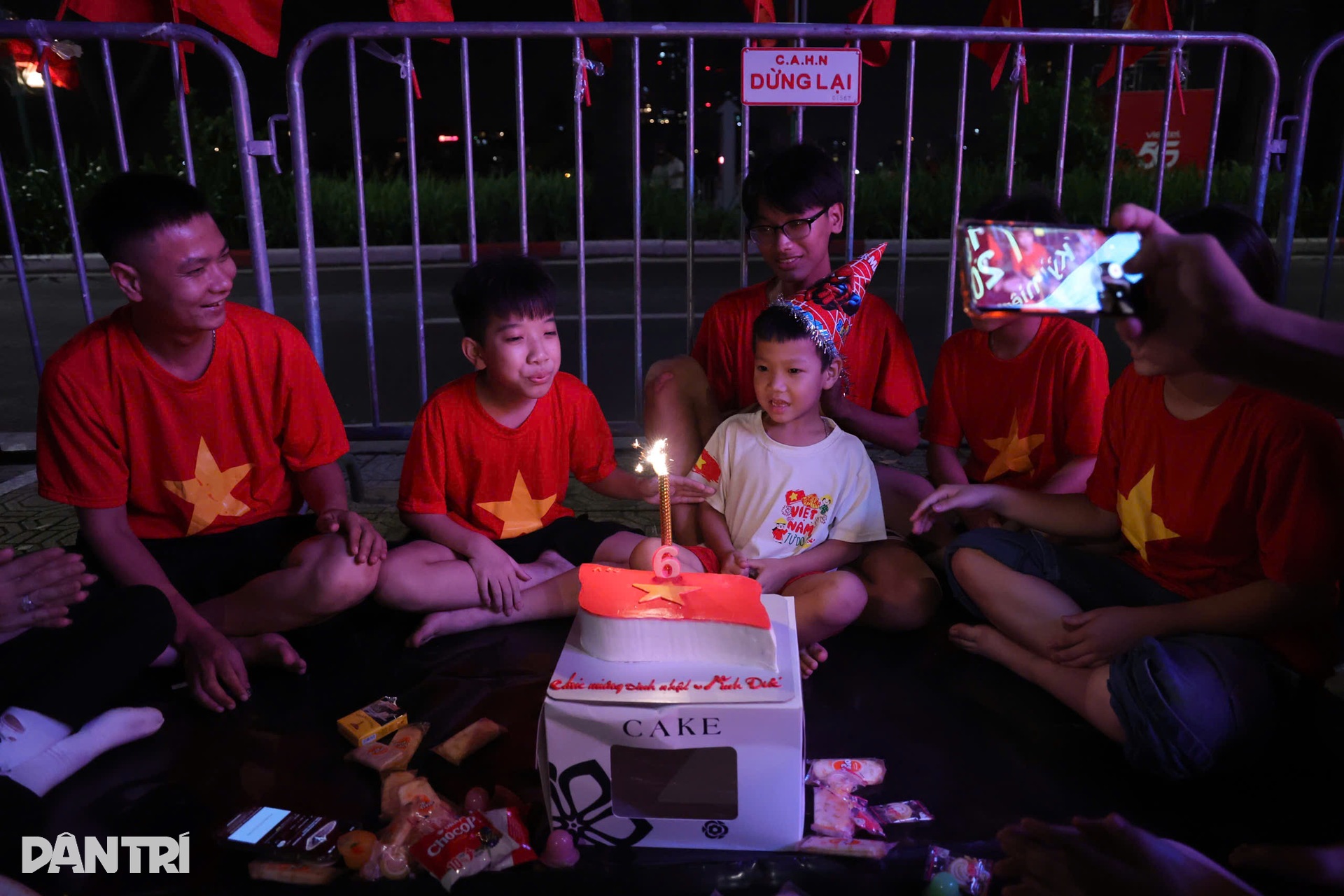 Người dân dọn cỗ, cắm trại, thổi nến sinh nhật chờ trời sáng xem diễu binh - 6 Người dân dọn cỗ, cắm trại, thổi nến sinh nhật chờ trời sáng xem diễu binh - 6