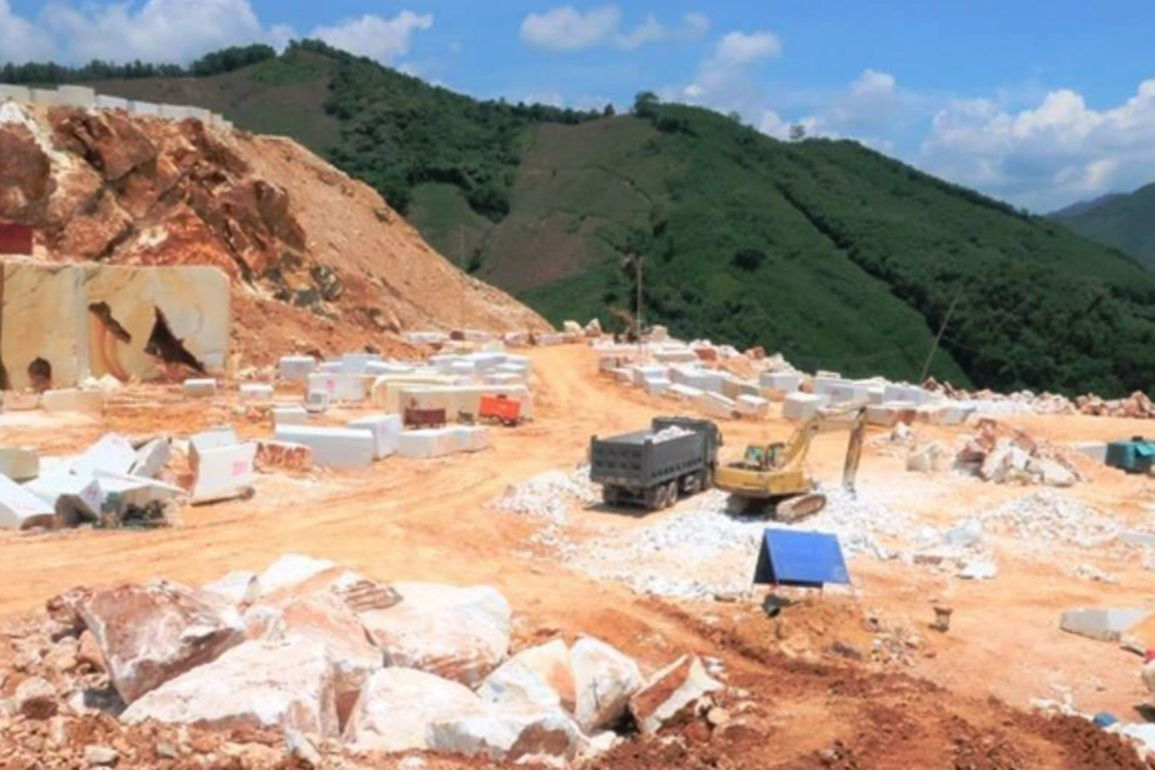 Khiển trách Chủ tịch huyện vì để xảy ra khai thác đá trái phép - 1 Khiển trách Chủ tịch huyện vì để xảy ra khai thác đá trái phép - 1