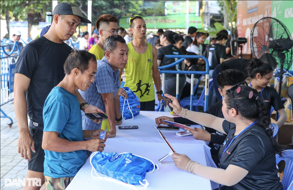 Runner khiếm thị quyết phá kỷ lục ở Unique Nha Trang H-Marathon 16/6 - 2 Runner khiếm thị quyết phá kỷ lục ở Unique Nha Trang H-Marathon 16/6 - 2