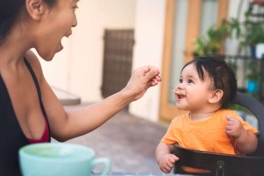 Vì sao nên cho trẻ ăn trứng và lạc ngay từ khi ăn dặm?