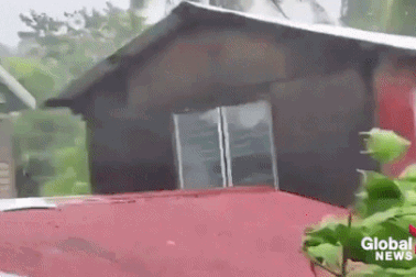 Bão Conson "quần thảo" Philippines, chuẩn bị đổ vào Biển Đông