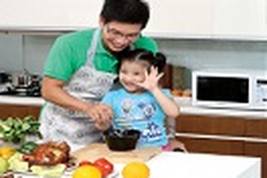 Vợ vắng nhà, chồng cũng là ông nội trợ hoàn hảo