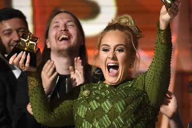 "Hello" của Adele giành cú "đúp" tại lễ trao giải Grammy 2017