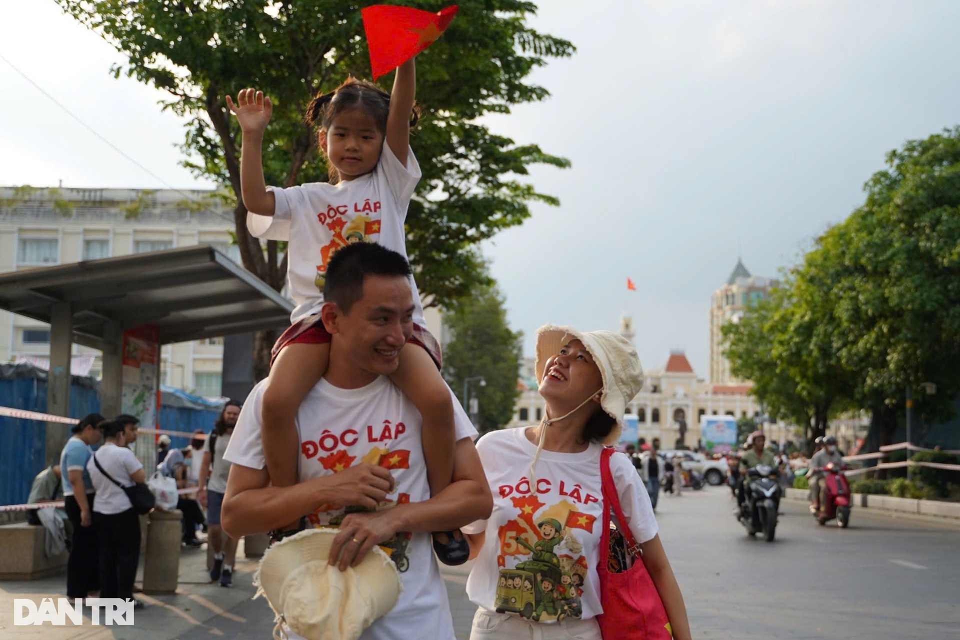 Biển người chờ xem sơ duyệt diễu binh, diễu hành ở TPHCM - 6 Biển người chờ xem sơ duyệt diễu binh, diễu hành ở TPHCM - 6