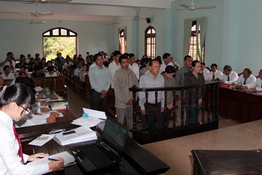 Đại gia thủy sản 'đưa' nhiều cán bộ ngân hàng ra tòa