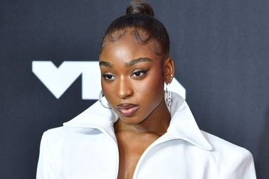 Normani sành điệu với váy lạ mắt