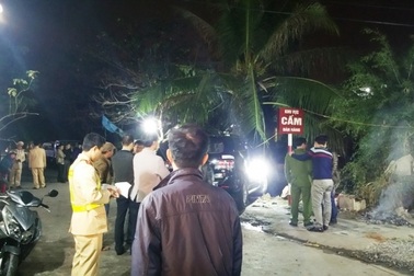 Ô tô lao vào chợ “cóc”, 3 người thương vong