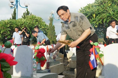 Thủ tướng viếng Nghĩa trang liệt sĩ quốc tế Việt - Lào