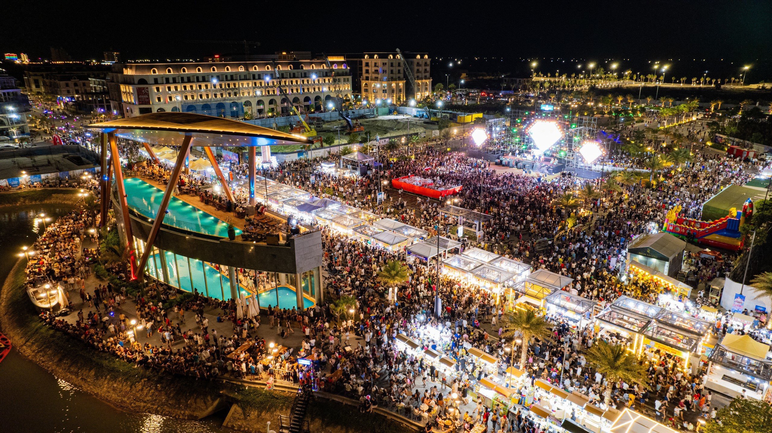 بیش از ۸۰،۰۰۰ نفر برای تماشای جشنواره موسیقی EDM و آتش بازی به دونگ هوی هجوم آوردند - ۳ Hơn 80.000 người đổ về Đồng Hới xem đại nhạc hội EDM, pháo hoa - 3
