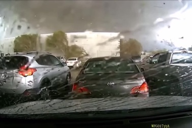 Video cho thấy sức tàn phá kinh hoàng của một trận lốc xoáy