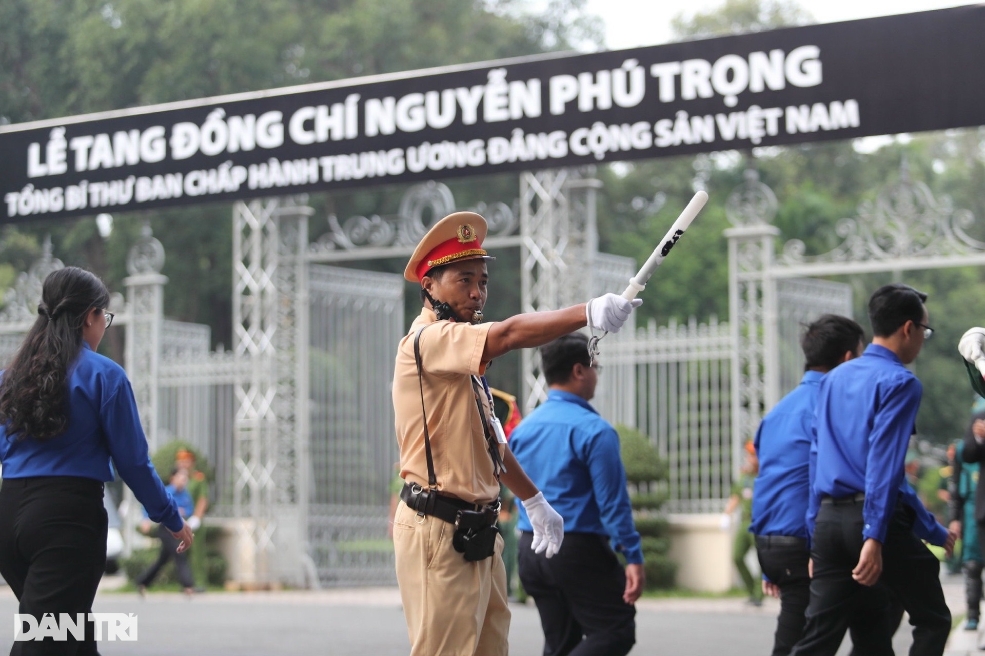 TPHCM: Nước mắt khóc chung tiễn biệt Tổng Bí thư Nguyễn Phú Trọng - 17