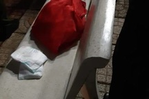 Sau cơn mưa, người dân phát hiện bé gái sơ sinh bị bỏ rơi ở hoa viên