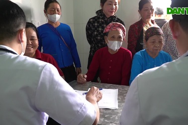 Niềm vui người dân xã nghèo ở Yên Bái được chăm sóc sức khỏe, tặng thuốc