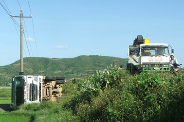 Tránh xe khách, xe tải lật nhào xuống ruộng