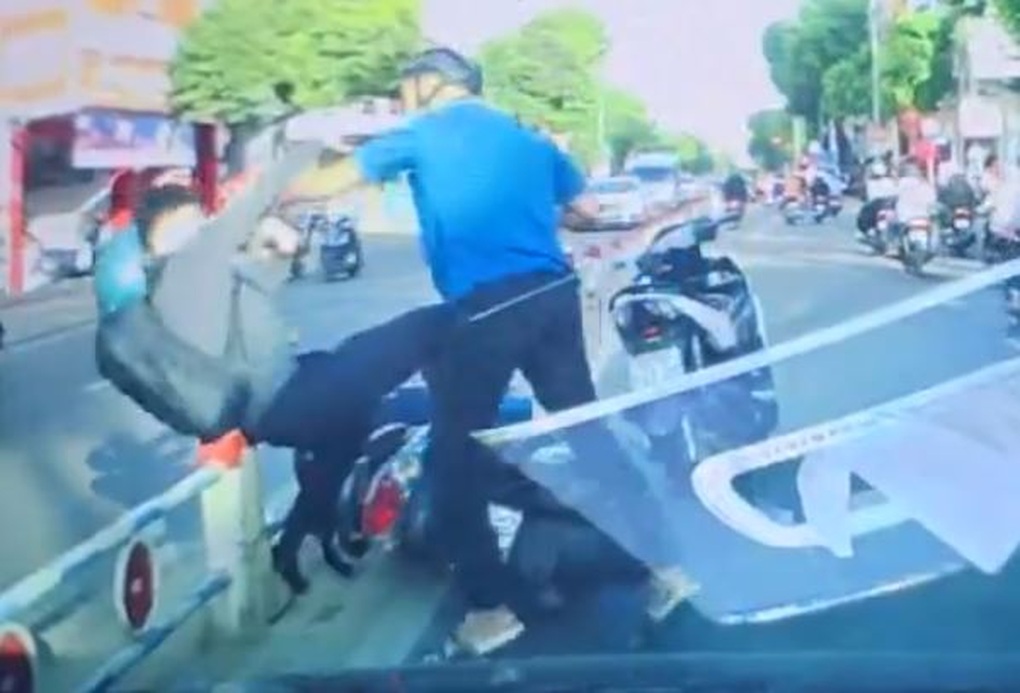 Nam thanh niên bị đánh tới tấp sau va chạm xe ở TPHCM - 1 Nam thanh niên bị đánh tới tấp sau va chạm xe ở TPHCM - 1