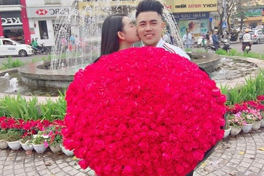 Chàng trai quỳ gối trên phố tặng 999 đóa hồng cho bạn gái ngày Valentine