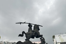 Mây đen vần vũ, TPHCM có mưa lớn