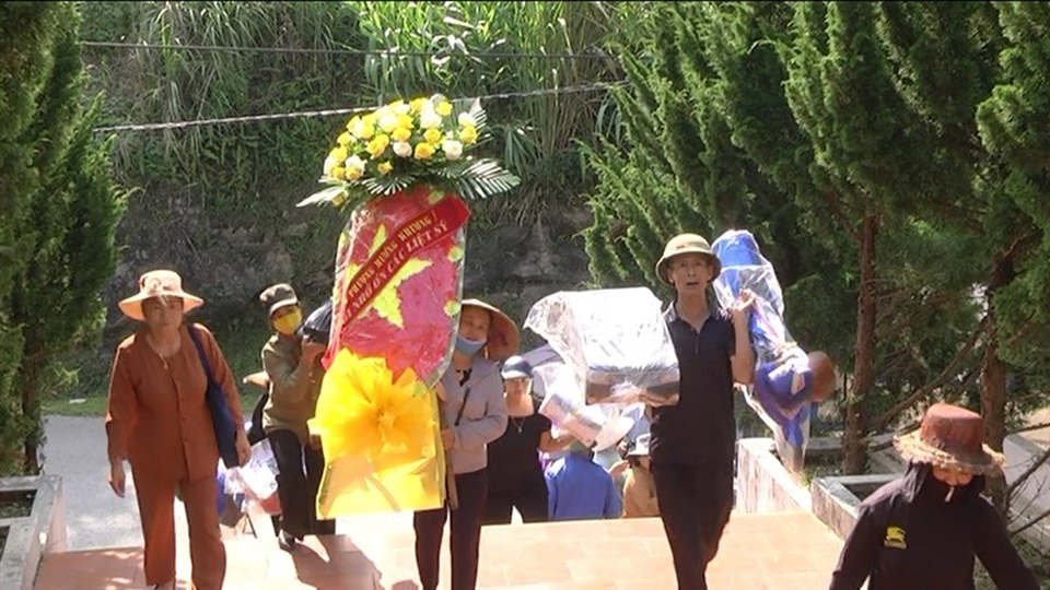 Hình ảnh cảm động người dân phố núi biên giới Mường Khương viếng liệt sĩ - 2 Hình ảnh cảm động người dân phố núi biên giới Mường Khương viếng liệt sĩ - 2