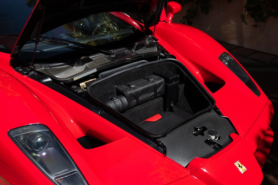 Soi chi tiết siêu xe Ferrari Enzo vừa lập kỷ lục bán đấu giá trực tuyến - 26 Soi chi tiết siêu xe Ferrari Enzo vừa lập kỷ lục bán đấu giá trực tuyến - 26