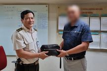 Khách quên điện thoại Vertu trên xe đẩy ở sân bay Nội Bài