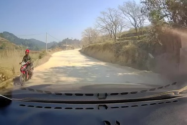 Công nhân suýt bị xe tông vì đứng giữa đường thổi bụi