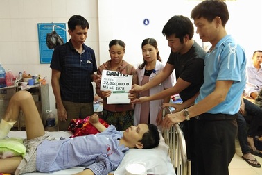 Bạn đọc Dân trí giúp chàng trai bị điện giật thêm hơn 32 triệu đồng