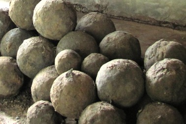 Phát hiện 51 quả đạn thần công cổ tại bờ sông Hương