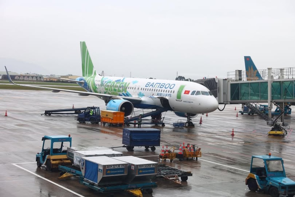 เครื่องบินบินวนอยู่บนฟ้า ลงจอดที่ฮานอยได้สำเร็จหลังจากพยายาม 3 ครั้ง - 1 Máy bay bay lòng vòng trên trời, 3 lần mới hạ cánh thành công xuống Hà Nội - 1