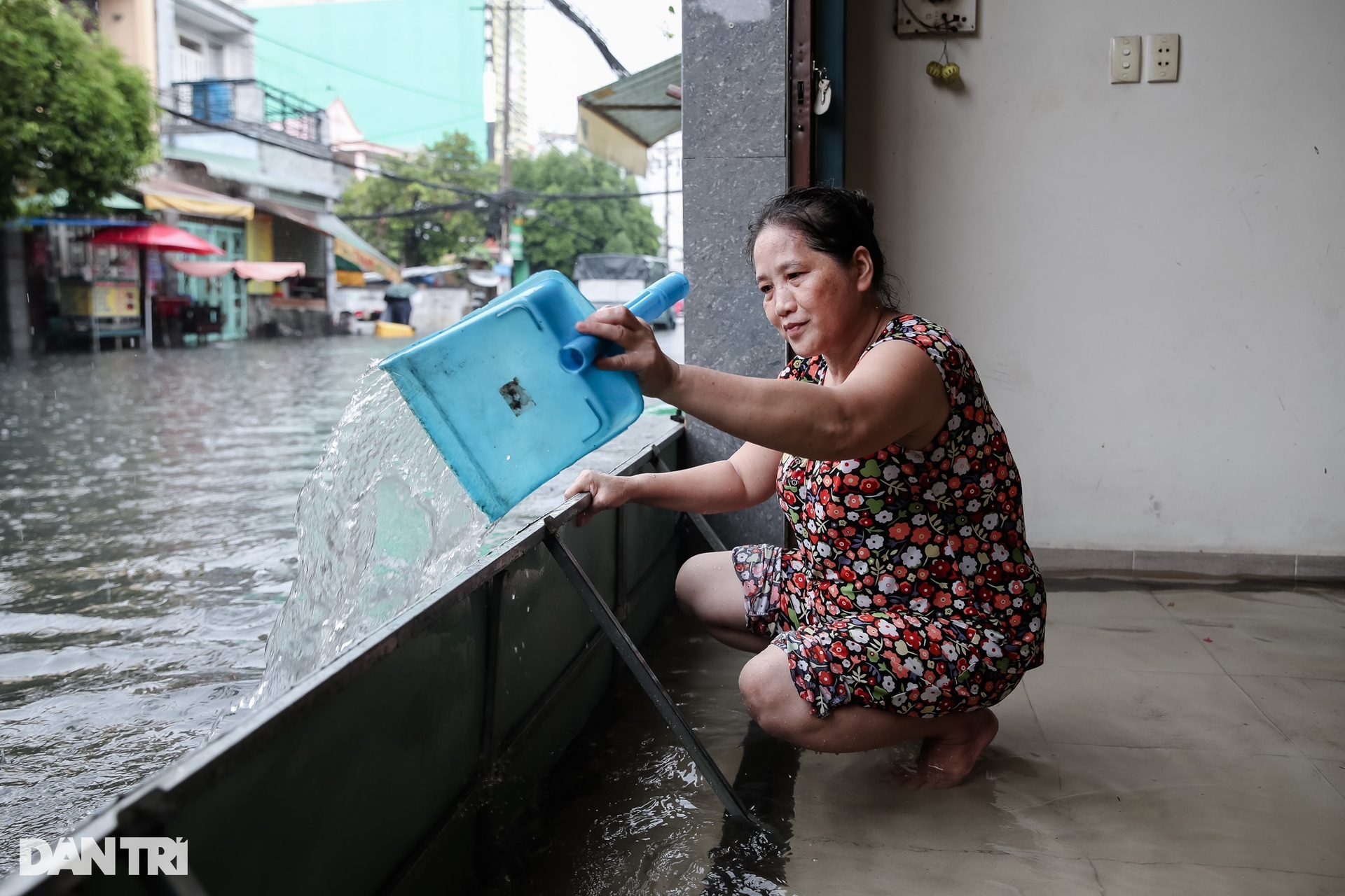 Vì sao TPHCM, Bình Dương ngập nặng, có nơi trôi ô tô?