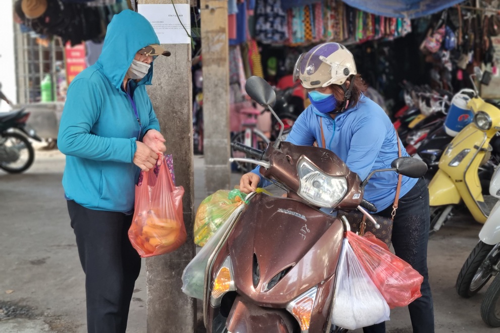 Hội chị em đi chợ giúp người dân khu phong tỏa: Bà con cần gì cứ order! - 4 Hội chị em đi chợ giúp người dân khu phong tỏa: Bà con cần gì cứ order! - 4
