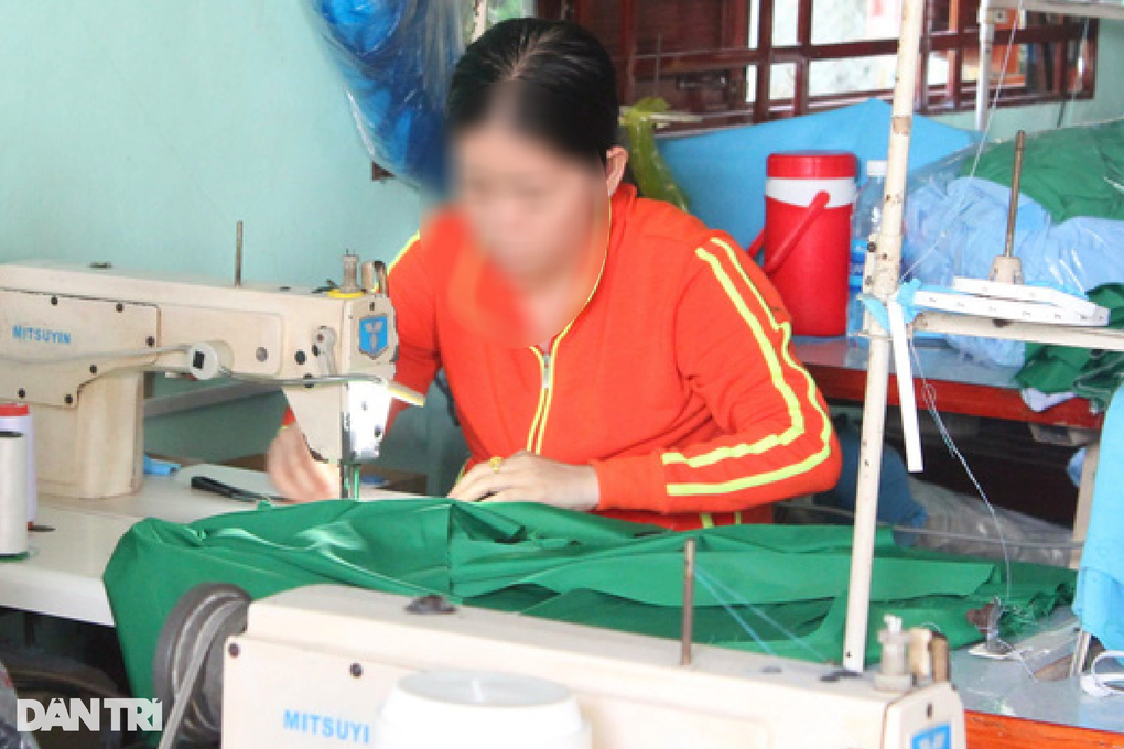 Chật vật vì lương thấp, nữ công nhân phải vay nóng cầm cự chờ tăng lương - 1 Chật vật vì lương thấp, nữ công nhân phải vay nóng cầm cự chờ tăng lương - 1