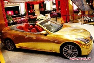 "Ngất ngây" trước chiếc xe hơi dát vàng ở Trung Quốc