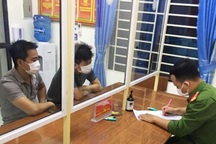 Hai thanh niên không đeo khẩu trang "tung tăng" trong thôn bị phong tỏa