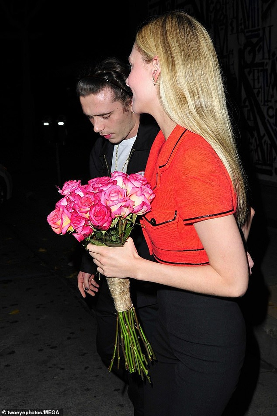 Brooklyn Beckham tình tứ đưa bạn gái mới đi ăn - 1