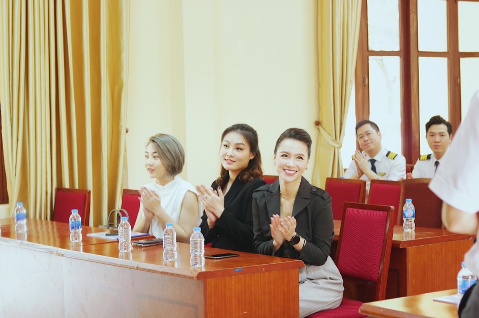 MC Minh Hà đại diện Mamachi trao tài trợ cho Đoàn bay 919 Vietnam Airlines - 3 MC Minh Hà đại diện Mamachi trao tài trợ cho Đoàn bay 919 Vietnam Airlines - 3