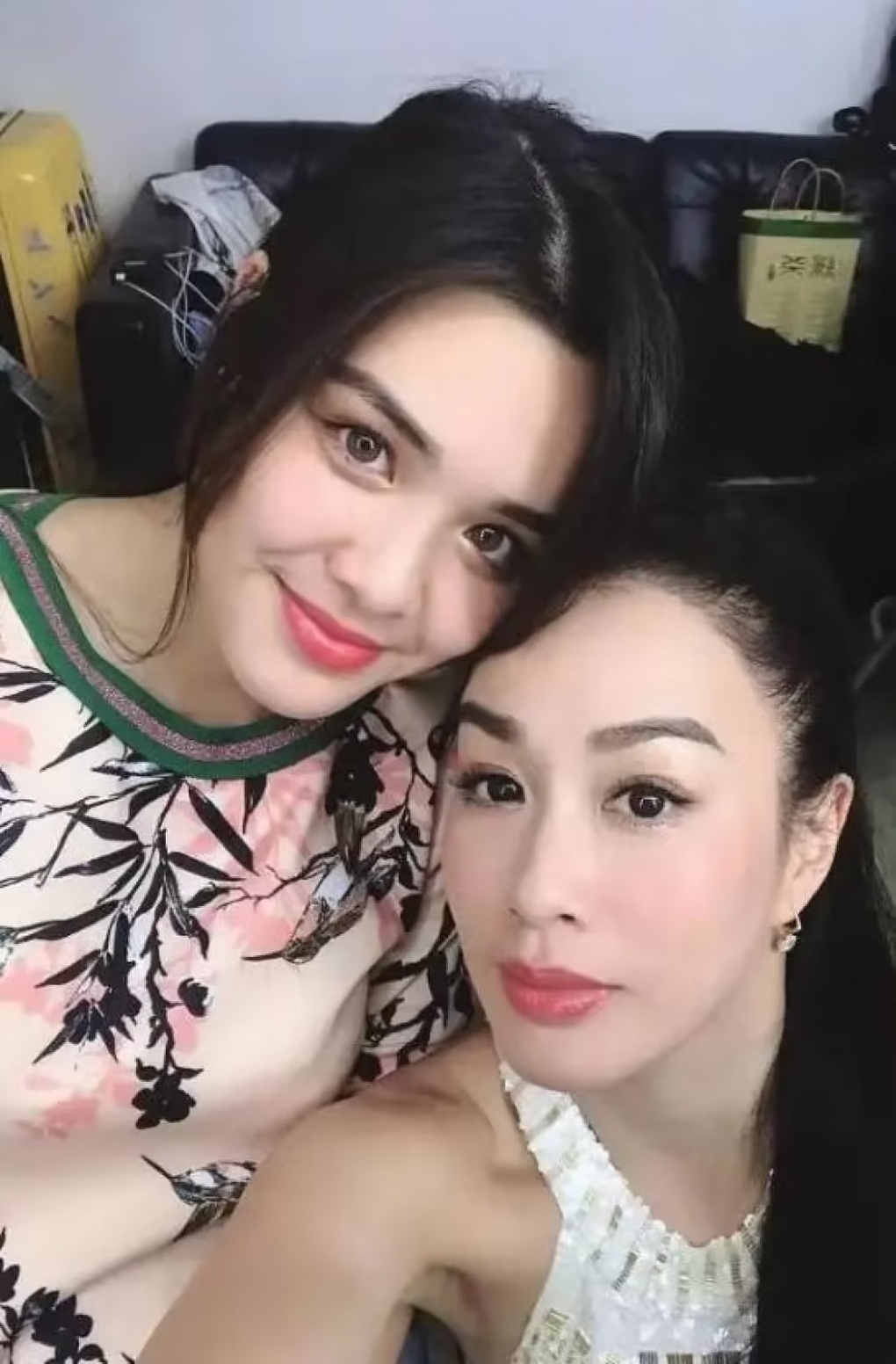 Con gái Chung Lệ Đề bị chỉ trích vì thay đồ ngay trong livestream - 1 Con gái Chung Lệ Đề bị chỉ trích vì thay đồ ngay trong livestream - 1