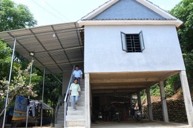 Chủ tịch, cán bộ xã "mang tiền" đến năn nỉ dân làm nhà