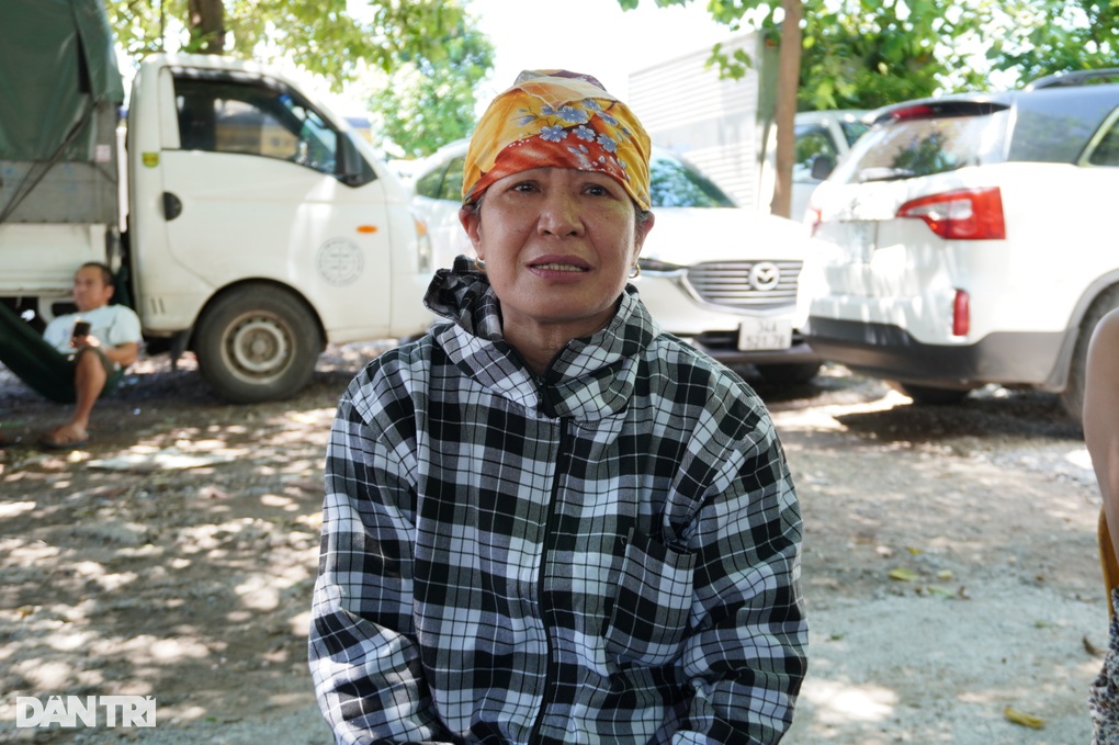 Bị nợ lương 9 tháng, công nhân phải đi quét chợ, rửa bát mưu sinh - 4 Bị nợ lương 9 tháng, công nhân phải đi quét chợ, rửa bát mưu sinh - 4