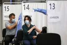 Thừa vaccine Covid-19, châu Âu vẫn đối mặt một mùa đông đại dịch