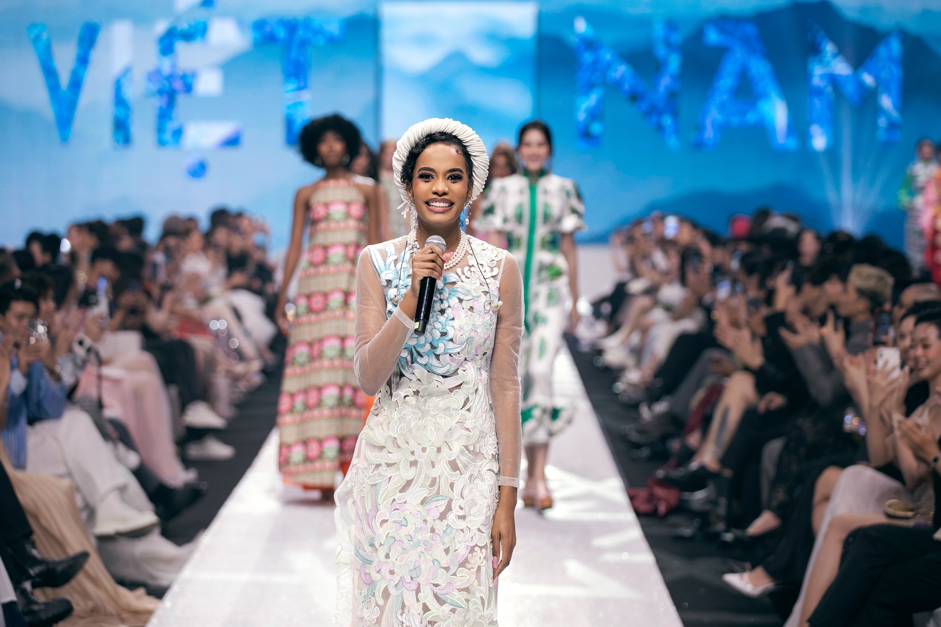 Hoa hậu Bảo Ngọc hóa bông hoa rực rỡ trên sàn catwalk - 15 Hoa hậu Bảo Ngọc hóa bông hoa rực rỡ trên sàn catwalk - 15