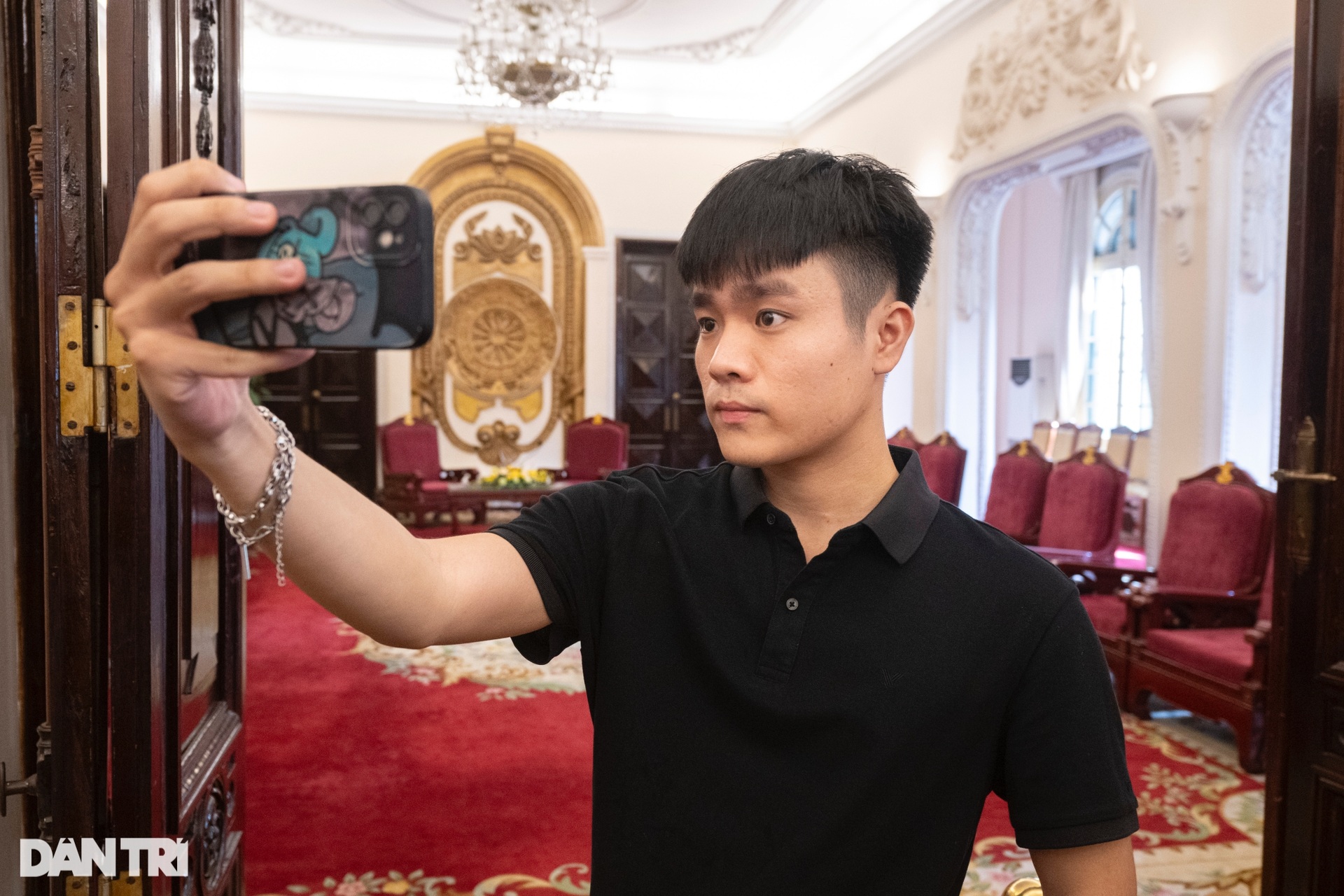 Người dân xếp hàng dài chờ vào tòa Bắc Bộ Phủ lần đầu đón khách tham quan - 10 Người dân xếp hàng dài chờ vào tòa Bắc Bộ Phủ lần đầu đón khách tham quan - 10