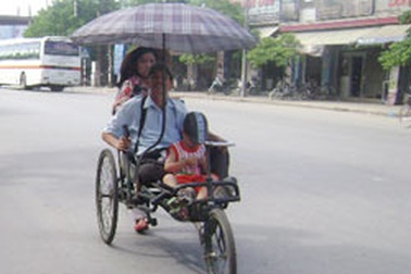 Người bán vé số trên xe lăn