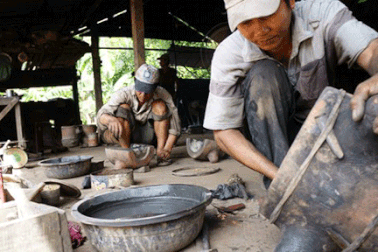 Thợ đúc Phước Kiều tay không làm việc