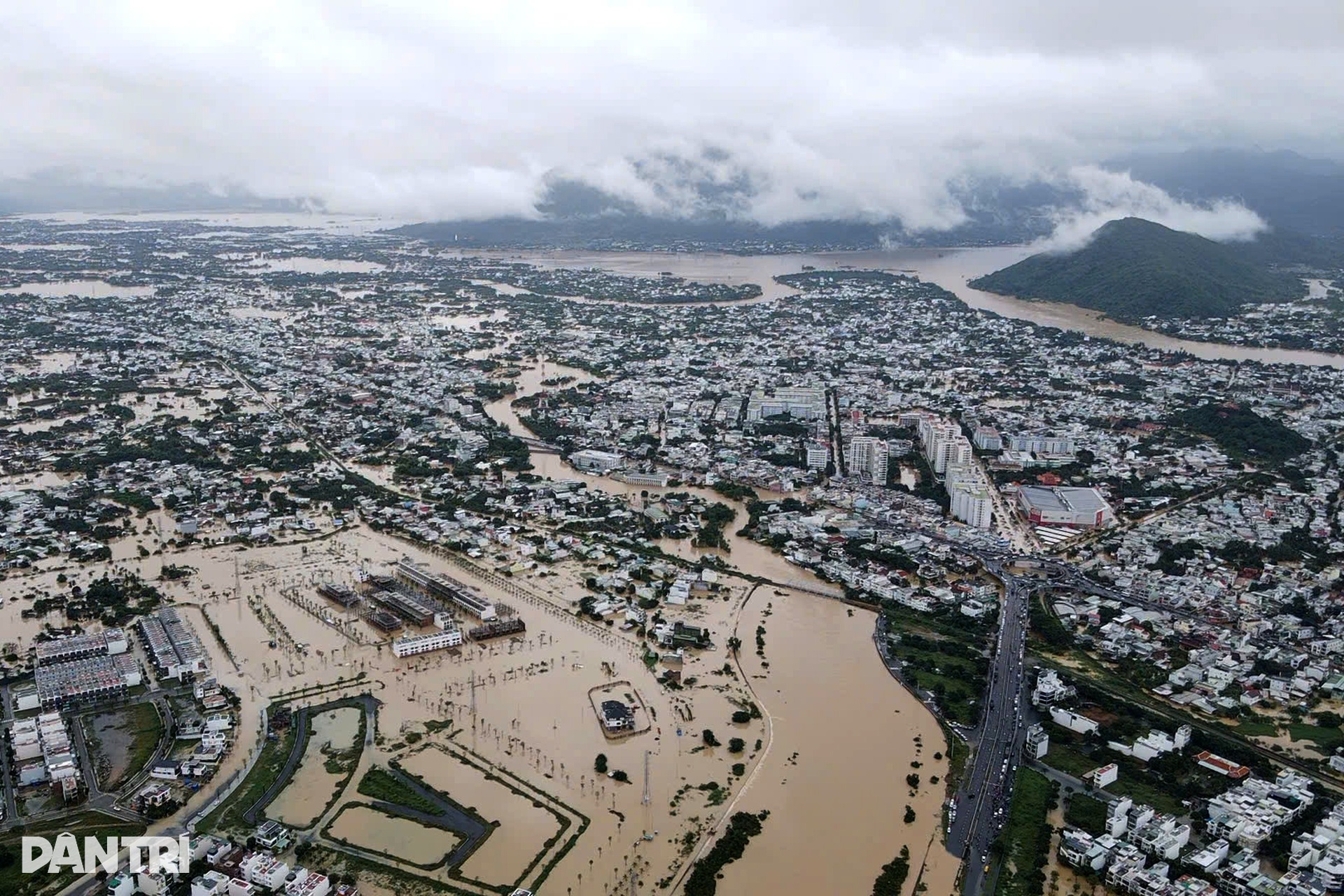 Nút giao nghìn tỷ thành điểm tránh trú an toàn trong tâm lũ Nha Trang - 1