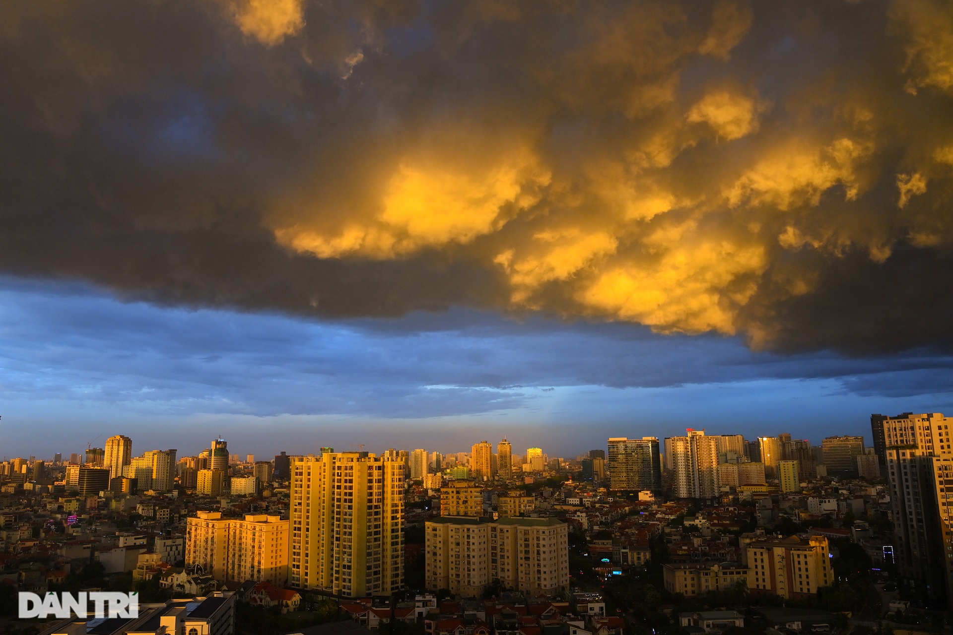 Hình ảnh cơn giông lớn chưa từng thấy bao trùm Hà Nội chiều 26/6 - 5 Hình ảnh cơn giông lớn chưa từng thấy bao trùm Hà Nội chiều 26/6 - 5