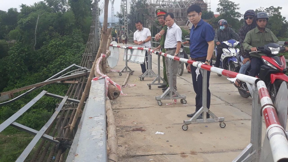 Vụ ô tô lao xuống sông: Tìm thấy thi thể nạn nhân thứ 5 - 1 Vụ ô tô lao xuống sông: Tìm thấy thi thể nạn nhân thứ 5 - 1