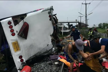 Tàu hỏa va chạm xe buýt ở Thái Lan, ít nhất 20 người chết