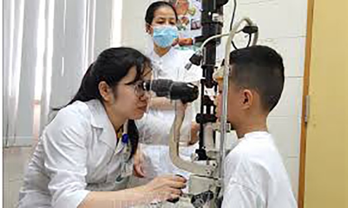Bác sỹ khám mắt cho trẻ em (Hình ảnh minh họa)